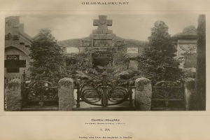 Altes Schwarz-Weiß-Foto eines Friedhofs in Berlin, Deutschland, mit einem Tor, einer Wand, Bäumen und einem Gebäude im Hintergrund mit Text unten, der besagt: "Grammalskunst, Berlin-Steglitz, Architekt, Bruue Morning in Berlin".